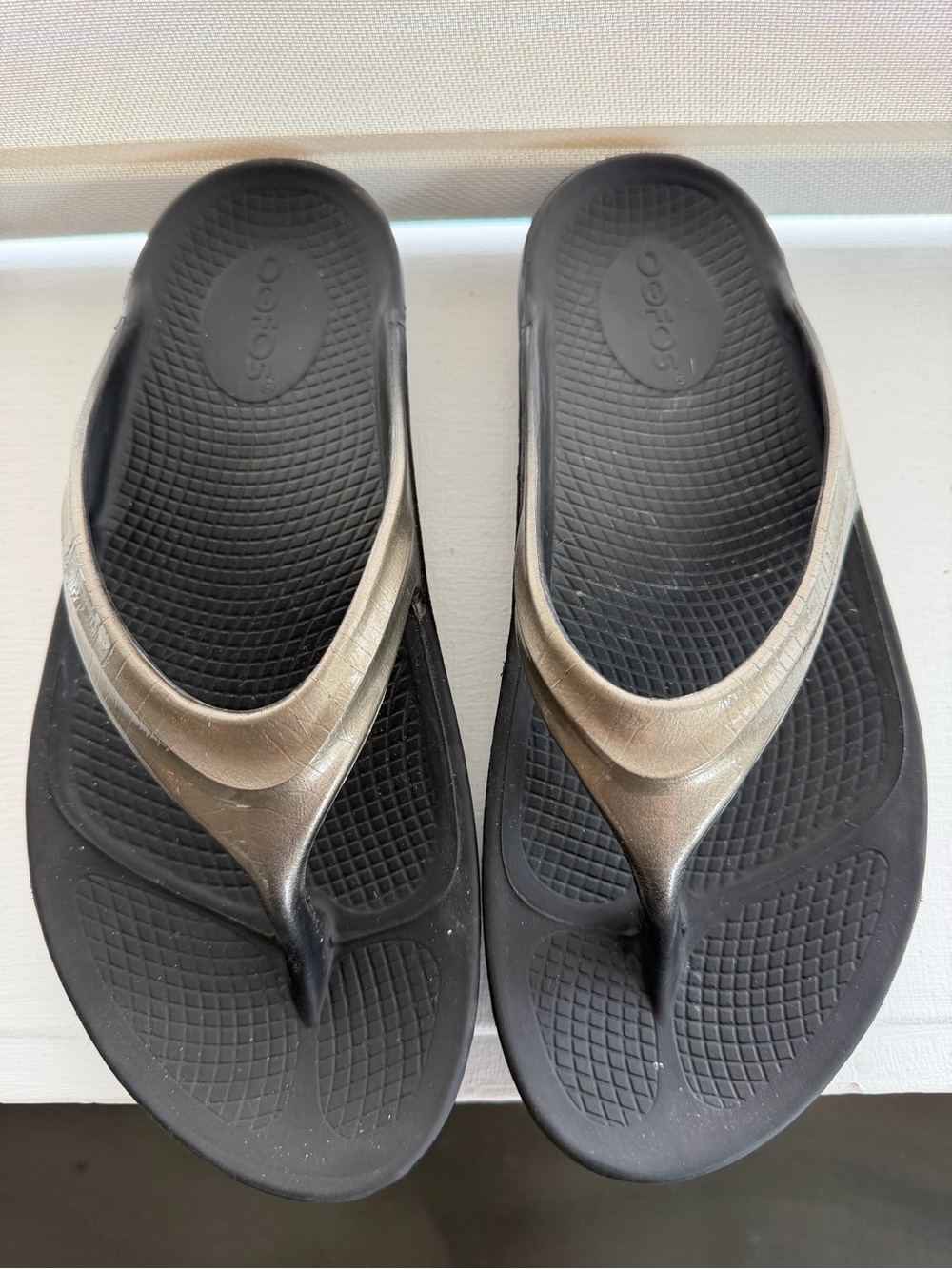 OOFOS women’s flip flops - size 8 - Metallic Grey / Pewter